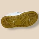 بوت أبيض للجنسين بنعل عسلي