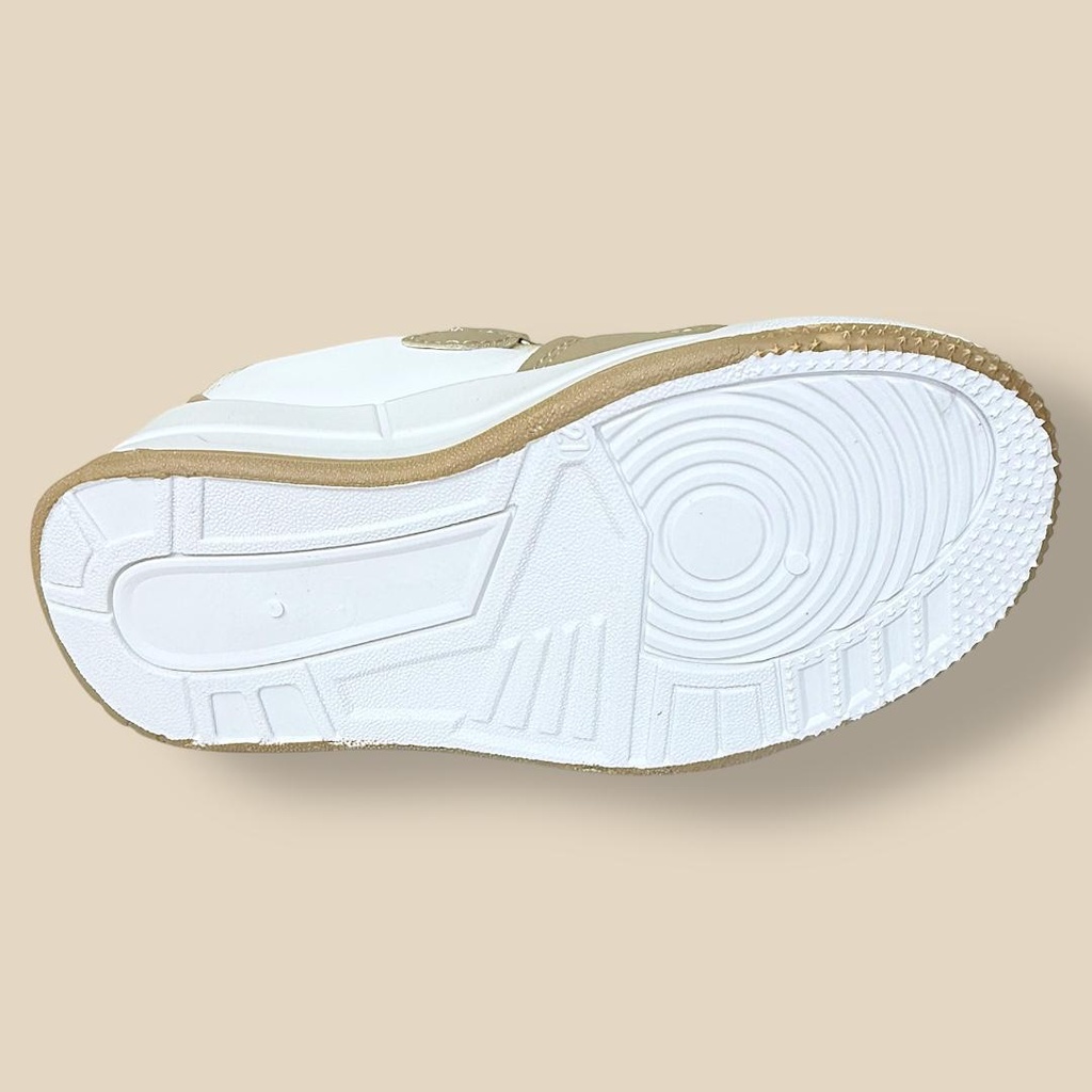 بوت ولادي عسلي مع أبيض مميز