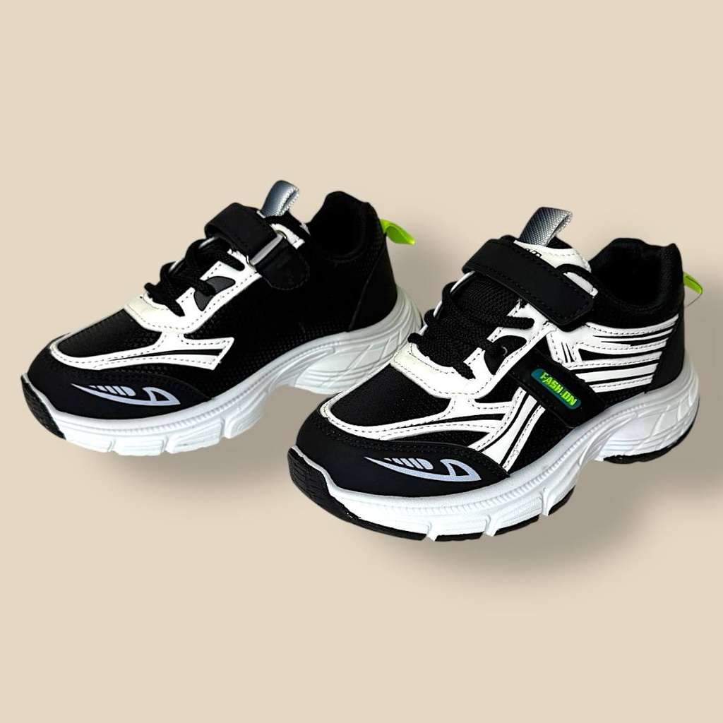 بوت ولادي أسود وأبيض سبورت