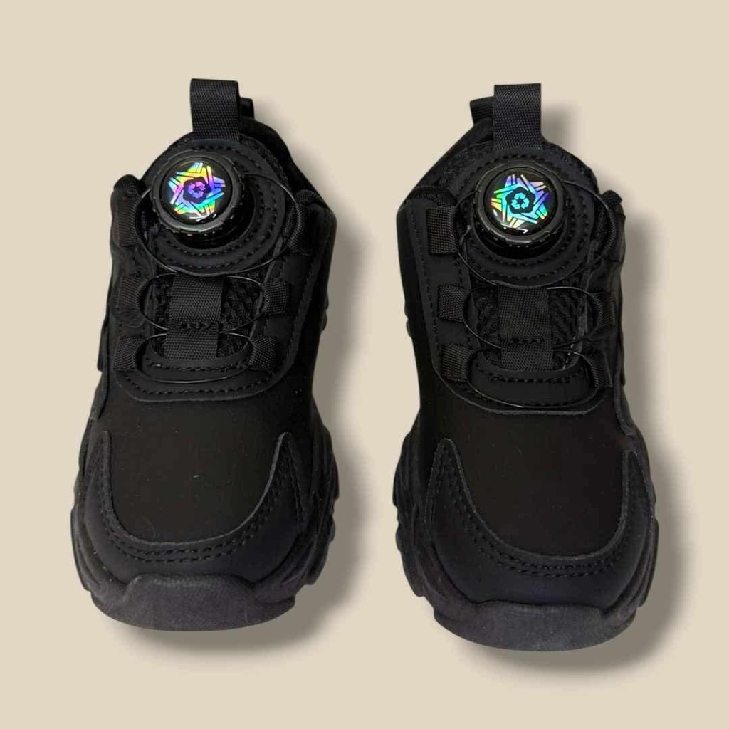 حذاء أبيض أو أسود بإغلاق دائري