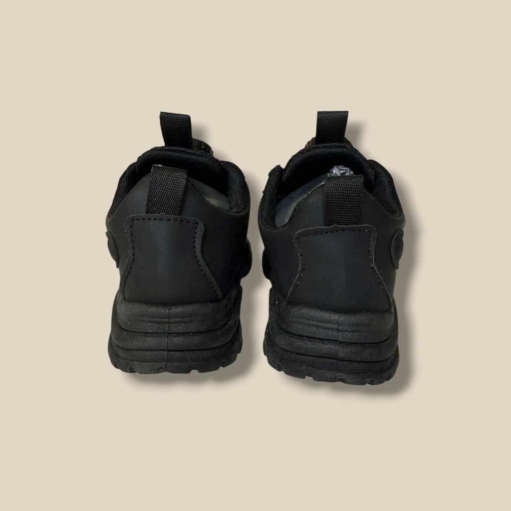 حذاء أبيض أو أسود بإغلاق دائري