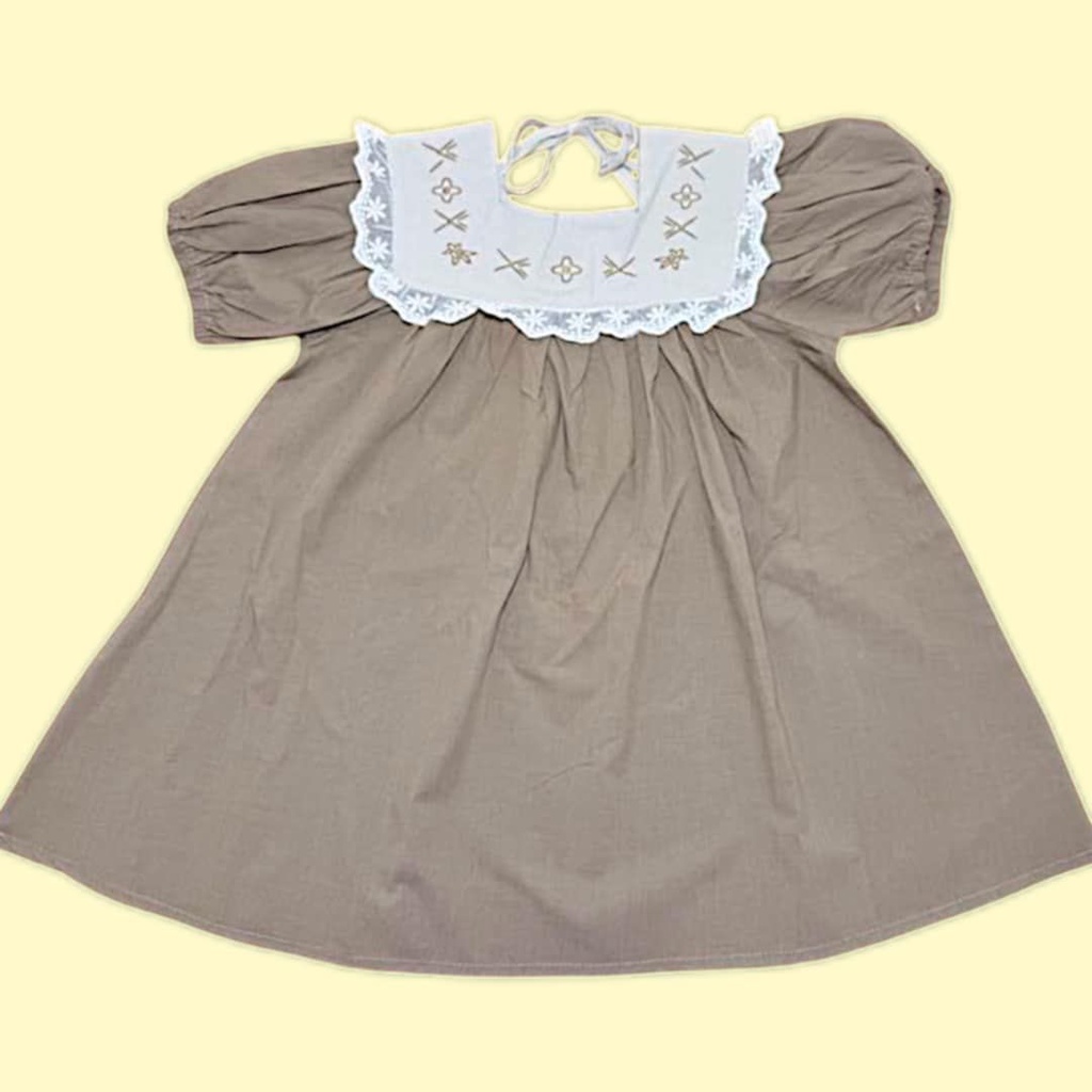 فستان بناتي مميز بقبة مزينة بالدانتيل