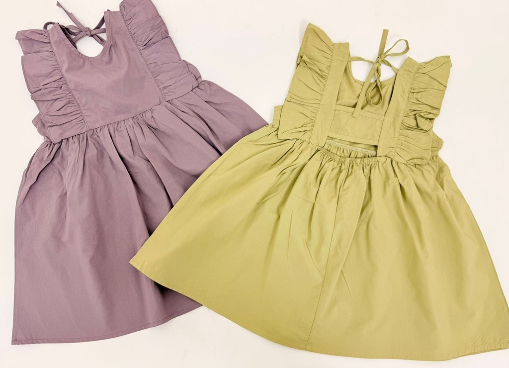 فستان مع كشكش عالأكتاف وفتحة بالظهر