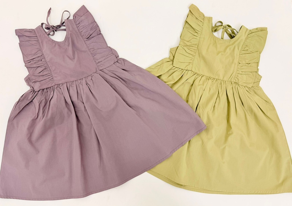 فستان مع كشكش عالأكتاف وفتحة بالظهر