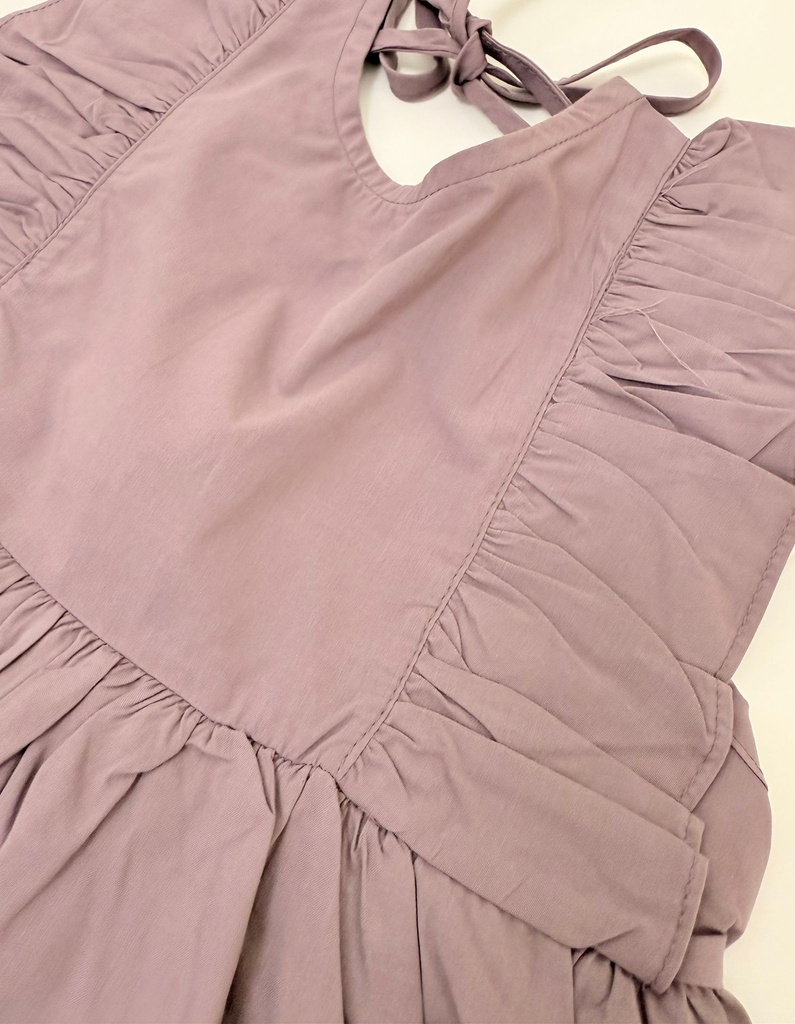 فستان مع كشكش عالأكتاف وفتحة بالظهر