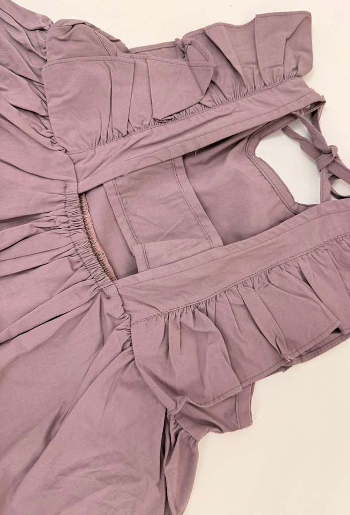 فستان مع كشكش عالأكتاف وفتحة بالظهر