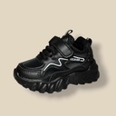 حذاء أسود بخطوط بيضاء مميزة