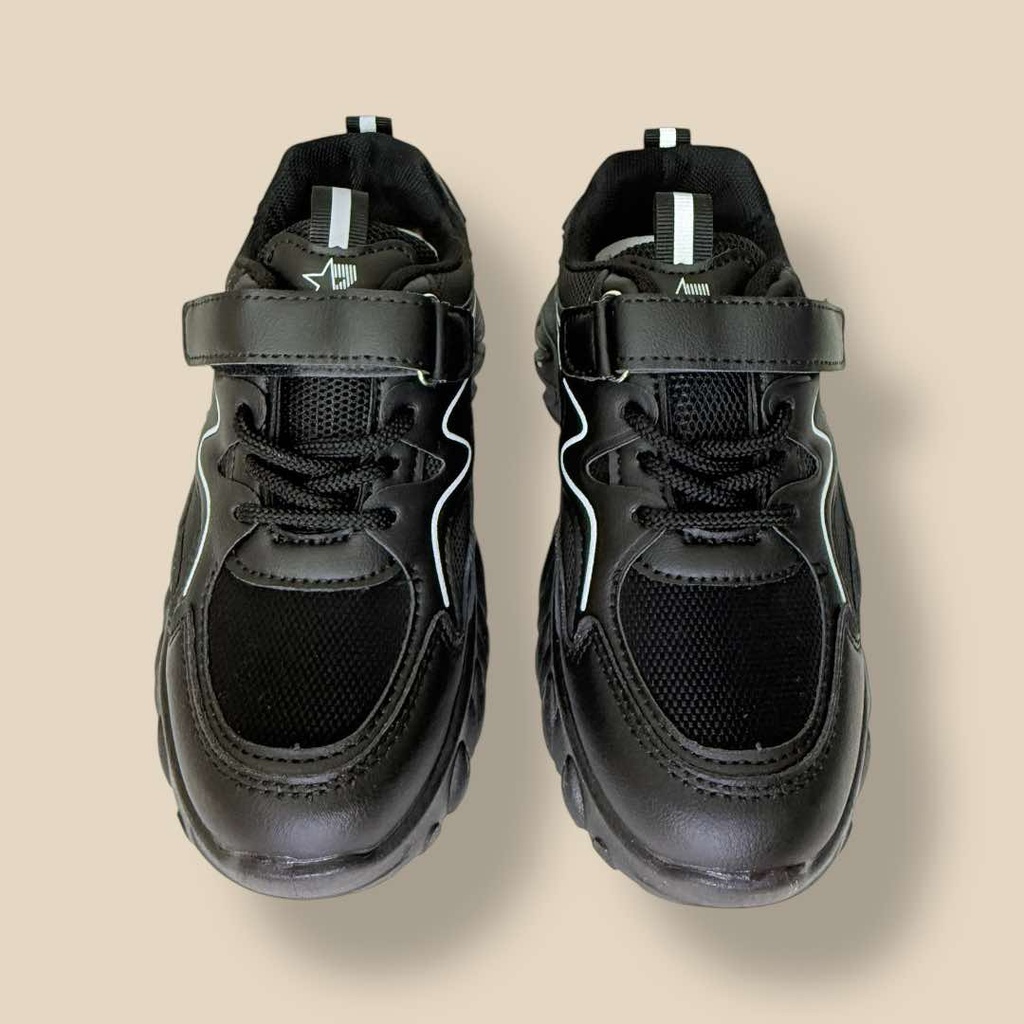 حذاء أسود بخطوط بيضاء مميزة