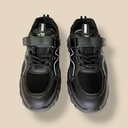 حذاء أسود بخطوط بيضاء مميزة