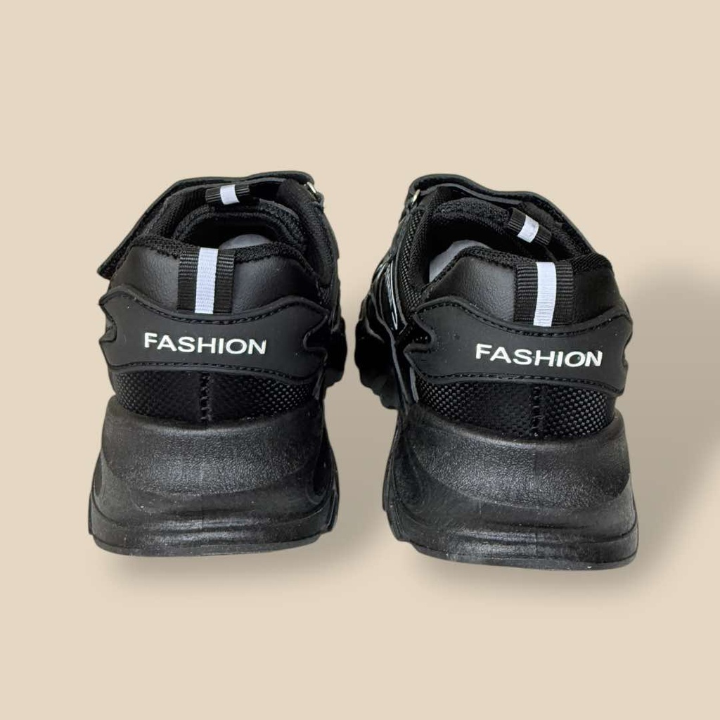 حذاء أسود بخطوط بيضاء مميزة