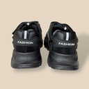 حذاء أسود بخطوط بيضاء مميزة