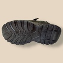 حذاء أسود بخطوط بيضاء مميزة