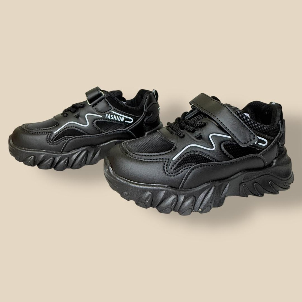 حذاء أسود بخطوط بيضاء مميزة