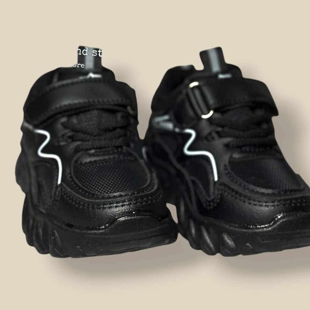 حذاء أسود بخطوط بيضاء مميزة