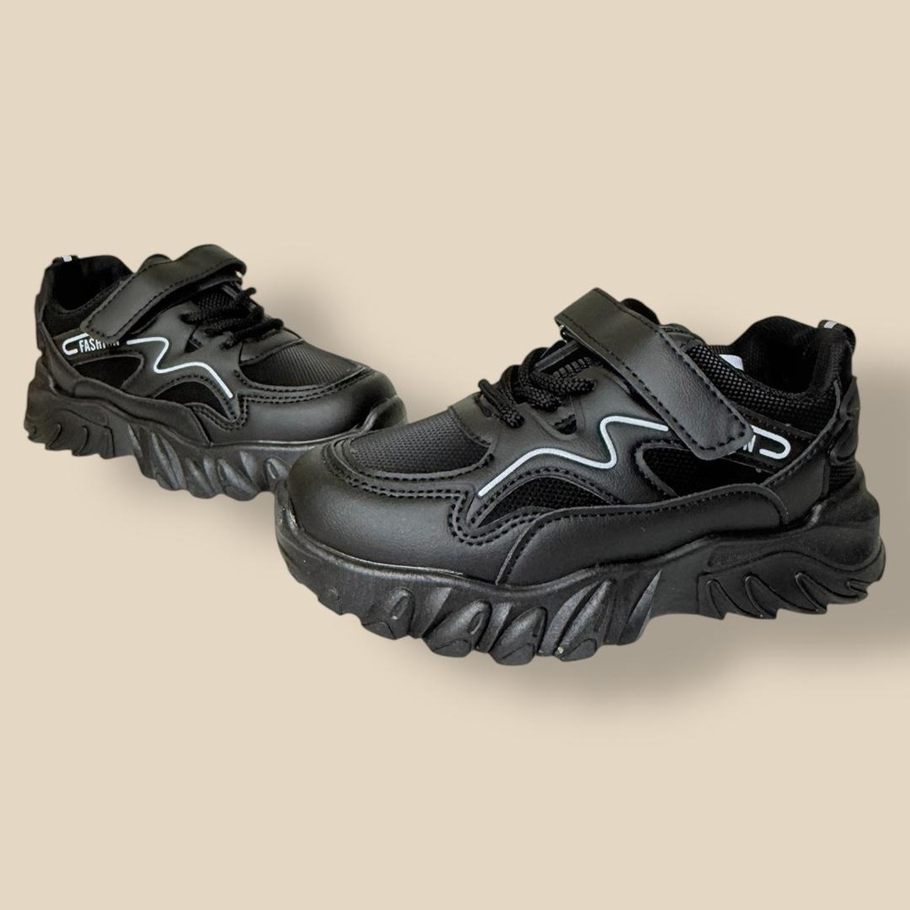 حذاء أسود بخطوط بيضاء مميزة