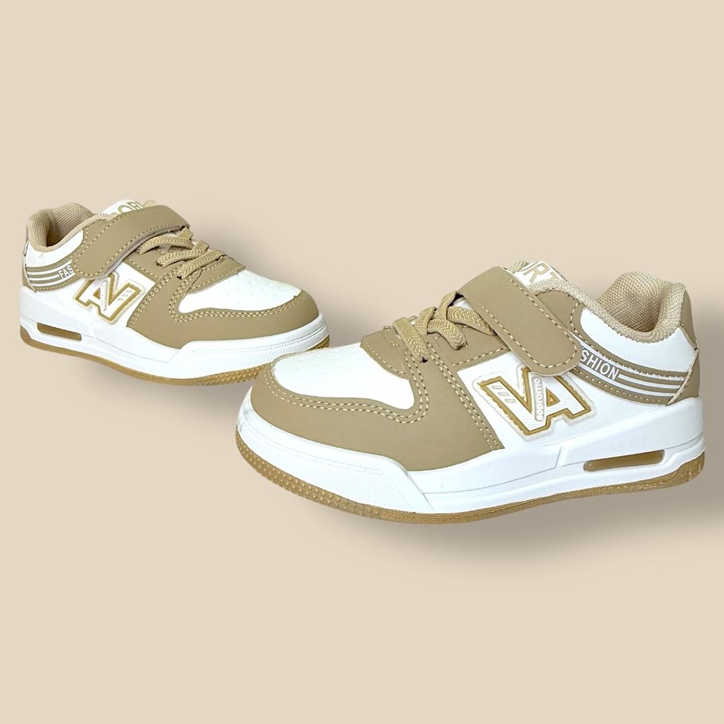 بوت ولادي عسلي مع أبيض مميز